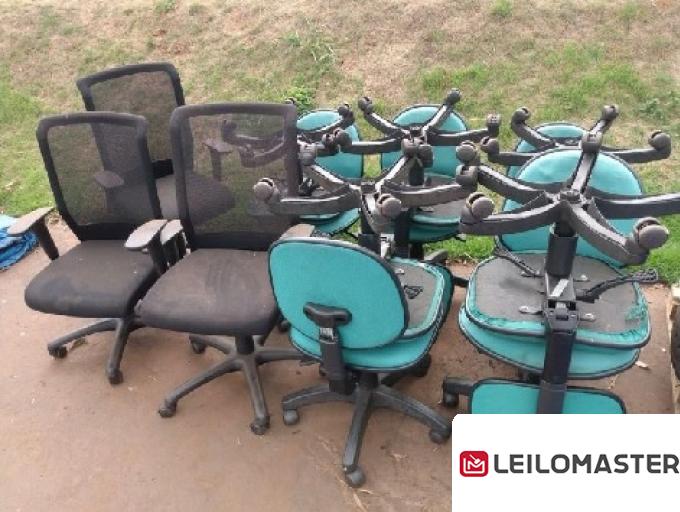 CONJUNTO DE SOFÁ E CADEIRAS 